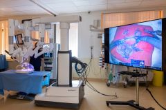 2026-05-29-roboticka-chirurgie-miri-do-vyuky-na-1-lf-uk-se-otevira-nove-centrum-2-1500x1000